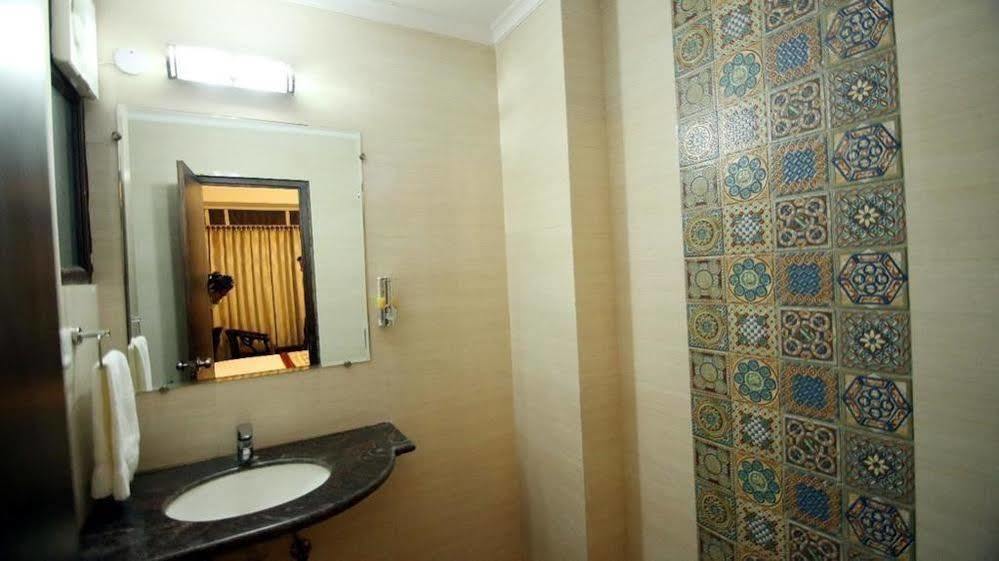 Oyo 1227 Hotel Rousha Inn Ghaziabad Exteriör bild